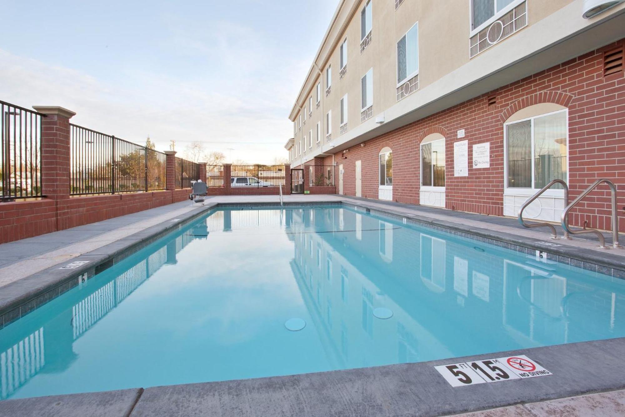 Holiday Inn Express & Suites Sacramento Ne Cal Expo, An Ihg Hotel Exterior photo